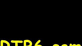 对这个女孩的严厉鞭打带来疯狂快感，哇！