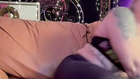 在紧身黑色丝袜中的独自行自慰看起来诱人