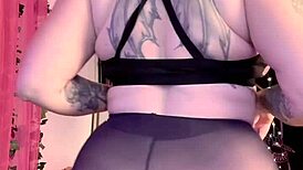 在紧身黑色丝袜中的独自行自慰看起来诱人