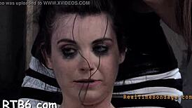 对这个女孩的严厉鞭打带来疯狂快感，哇！