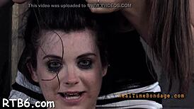 对这个女孩的严厉鞭打带来疯狂快感，哇！