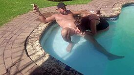 一直想看人妻在泳池被陌生男人猛操