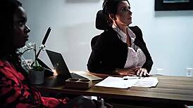 热辣女同性恋三人组展开，性感青少年和成熟女人