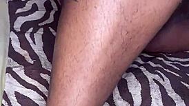 黑妞业余猛抠湿屄高潮喷水特写