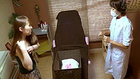 小巧亚洲女孩用玩具按摩犹豫高潮