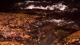 Novinha masturbates on the beach with big ass squirting