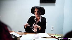 热辣女同性恋三人组展开，性感青少年和成熟女人