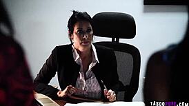 热辣女同性恋三人组展开，性感青少年和成熟女人