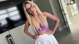 Blonde step mom Lindsey Lakes fixes horny issues in household fantasy