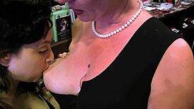 哦，天哪，這熟女用濕潤的玩具讓我興奮不已