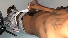 novinho gozando gostoso pra tatuagem nova da playboy