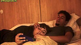 hermanastro, déjame dormir en tus piernas, pero no metas tu pene, ok?