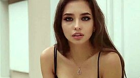 Dancing Hot Girls Perform Energetically!