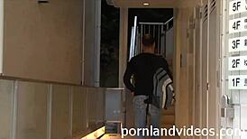 嘿，小中国荡妇，现在就吞下这个大白鸡巴