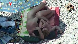 成熟情侣在明亮阳光下被抓在海滩上做爱