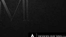 少女啦啦队长凯勒·奎因和克洛伊·卡普里交换教练的精液