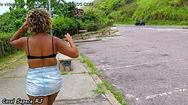 não sei se é calor ou tesão só sei que sai do carro pra me refrescar e tocar uma no meio da viagem 😏