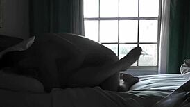 被抓！我们门窗大开在户外做爱