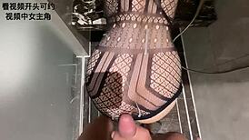 和高端车模在热辣中国邂逅中玩耍