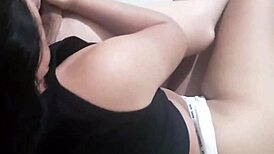 MI NOVIA LE DA TREMENDA MAMADA A MI MEJOR AMIGO Y TERMINAN COGIENDO EN VIDEO CASERO