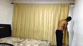 Esposa Infiel Folla con Amigo Mientras Cornudo Trabaja en Casero Real