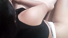 MI NOVIA LE DA TREMENDA MAMADA A MI MEJOR AMIGO Y TERMINAN COGIENDO EN VIDEO CASERO