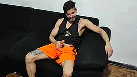 peguei no flagra meu namorado e o amigo dele se masturbando e aprontei com eles