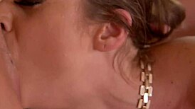 巨乳美女Cathy Heaven在XXX狂欢中肛交到奶油