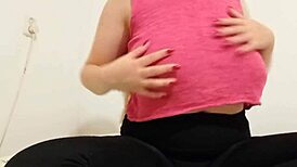 粉上衣女上位妹，想看我玩大奶子吗？