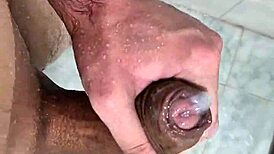 I jerk off deliciously in the shower
