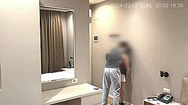 偷拍女友后入被救生员狂操出轨