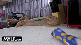 震惊的后妈抓到继子闻内裤并满足他的幻想