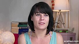 Der Perfekte Fang, How Does This Brunette Finger Her Shaved Pussy?