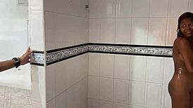 MI HERMANASTRO ME OBSERVA BAÑANDOME ASI QUE YO LO SEDUZCO PARA QUE ME FOLLE BIEN DURO