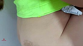 aprovecho que la caliente de mi hermanastra esta distraida para pegarle una buena follada con mi enorme polla parte2