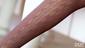 嘿，想看饥渴兔女郎用脚插阴道在狂野cosplay中吗？