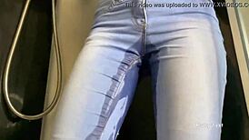 尿在牛仔裤里变成脸上的黄金雨。真湿乱！