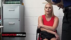 熟女瓦妮莎·凯奇后悔偷窃！与警官谈判自由