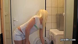 gorgeous beauty gets her soft cunt filled with warm pee and ejaculates 😍