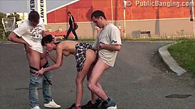 哇，街头大胆三人行性爱，小可爱娇小少女和两个男人！