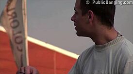 哇，街头大胆三人行性爱，小可爱娇小少女和两个男人！