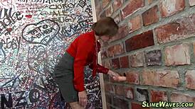 嘿，想看这个骚货被颜射淋湿吗？她那高跟鞋的凌乱恋物极限是什么？