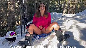 Ava Moore - Skieurs Catch Me Stuffing My Ass on Train!