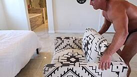 Eliza Rae为幸运观众变成脱衣舞娘，挑逗女穿男裸