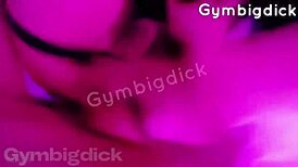 一对亚洲同性恋业余爱好者骑大鸡巴在弯腰肏屁股和舔肛行动中！