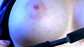 嘿，你相信这个辣妹被绑在洞里鞭打吗？