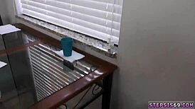 18岁辣妹公共骑乘口交被偷窥抓现行