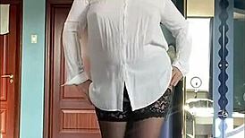 拉伸她毛茸茸的阴户和撕裂屁眼。业余肛交喷水高潮爆炸！