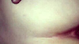 她像专业人士一样承受后入