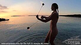 日落海滩裸体火舞热辣扭动